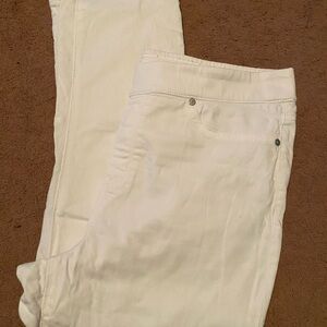 White Pull On Capris. Size Large